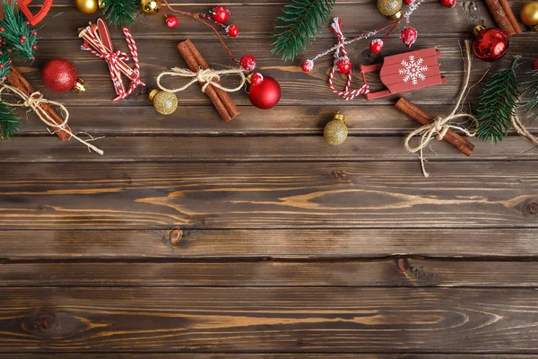Hnědé dřevěné pozadí se slavnostní vánoční výzdobou, kopie — Stock fotografie