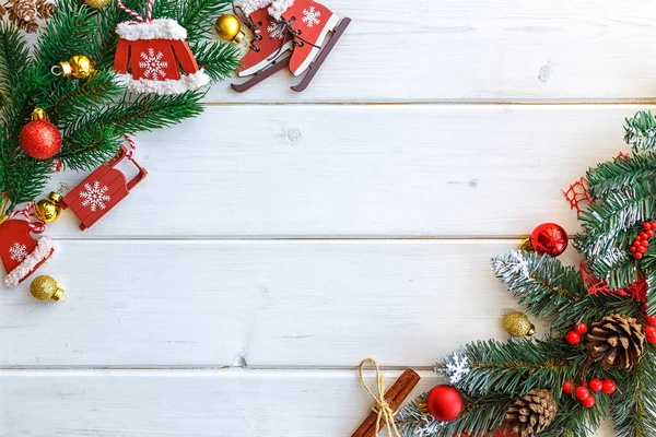 Eski ahşap arkaplan üzerine Noel süslemeleri ve metin için kopyalama alanı olan Firavun dalı