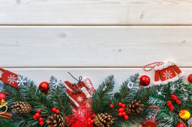 Eski ahşap arkaplan üzerine Noel süslemeleri ve metin için kopyalama alanı olan Firavun dalı