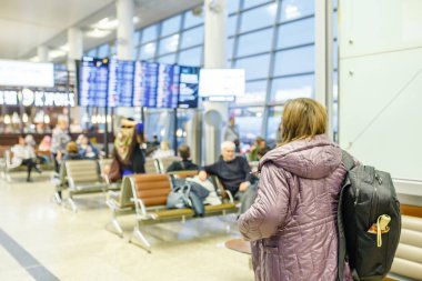 Havaalanı terminalindeki insanlar, bulanık arkaplan