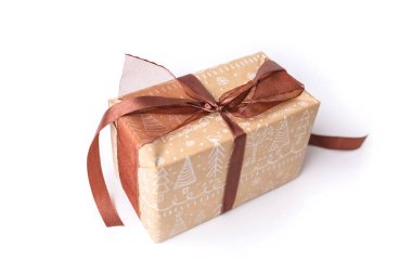 Hediye kutusu, beyaz arka planda izole edilmiş bir hediye. Noel hediyesi