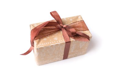 Hediye kutusu, beyaz arka planda izole edilmiş bir hediye. Noel hediyesi