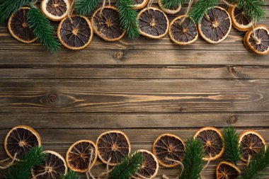 Ahşap tahtada süsleri ve mandalinaları olan Noel arkaplanı. Boşluğu kopyala