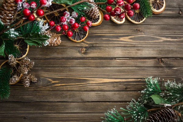 Noel süslemeli kahverengi ahşap arkaplan, kopyalama alanı