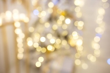 Sarı bokeh ışıklandırmalı, bulanık tatil geçmişi olan bir Noel.