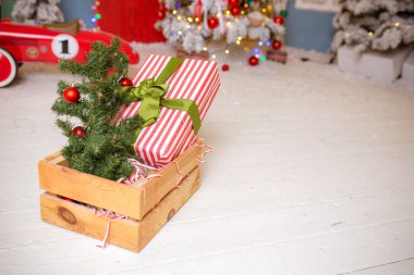 Noel kompozisyonu. Hediye, köknar ağacı dalları ve beyaz ahşap arka planda noel ağacı topları. Kış, yeni yıl konsepti