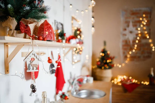 Noel ağacı ve parlak ışıklarla donatılmış güzel bir tatil mutfağı. Fotoğraf arkaplanı için odak dışı çekim.