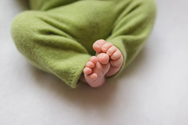 Yeni doğmuş bebeklerin ayaklarını kapat.