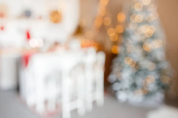 Mooie vakantie ingerichte kamer met kerstboom en heldere lichten, out of focus shot voor foto-achtergrond. wazige kerst achtergrond — Stockfoto
