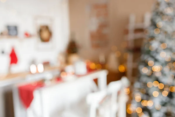 Mooie vakantie ingerichte kamer met kerstboom en heldere lichten, out of focus shot voor foto-achtergrond. wazige kerst achtergrond — Stockfoto