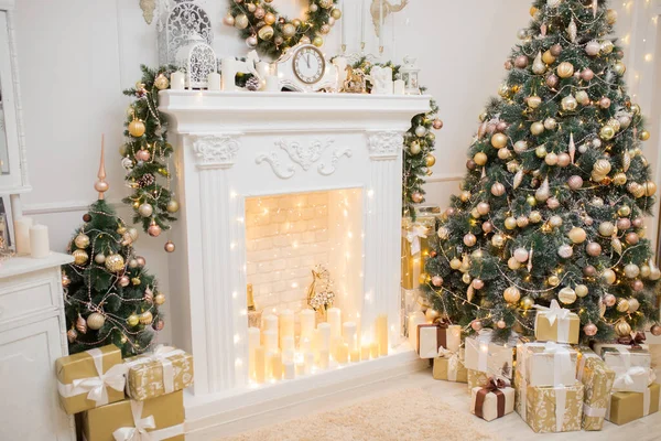 Yeni yıl ağacı, şömine alanı ve farklı hediye kutuları olan bir Noel arkaplanı.