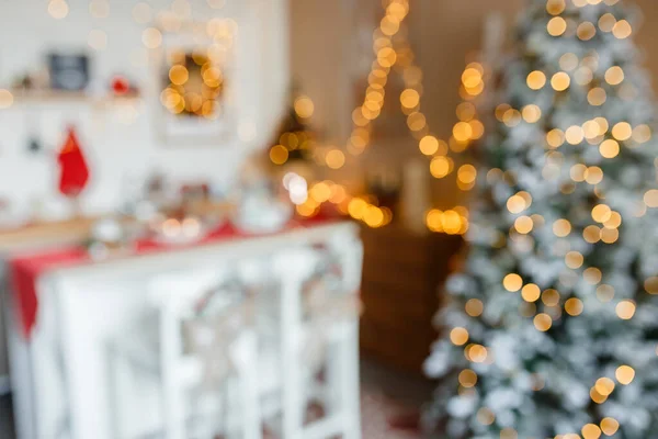 Mooie vakantie ingerichte keuken met kerstboom en heldere lichten, uit focus shot voor foto achtergrond — Stockfoto