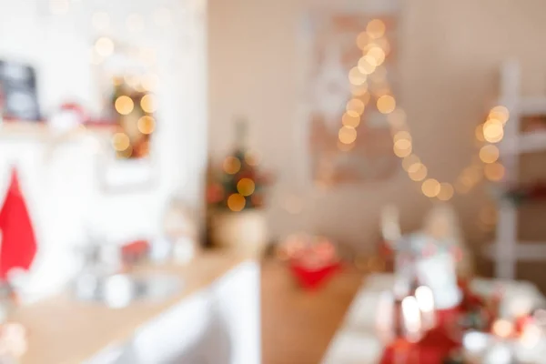 Mooie vakantie ingerichte keuken met kerstboom en heldere lichten, uit focus shot voor foto-achtergrond. wazige kerst achtergrond — Stockfoto