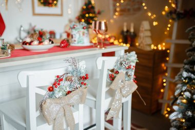 Noel ağacı, parlak ışıklar ve bulanık arka planla donatılmış güzel bir tatil mutfağı.