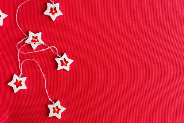 Kırmızı arka planda Noel süslemeleri ve metin için fotokopi alanı olan bir fiş dalı. Noel ya da Yeni Yıl kırmızı arka plan