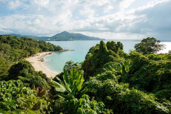 Phuket, Tayland 'daki doğal deniz manzarası. Seyahat Tayland, güzel bir yer Asya, yaz tatili açık hava gezisi
