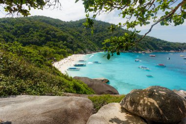 Similan Adası, Similan Ulusal Parkı, Phuket, Tayland 'daki 8 numaralı Similan adasında mavi gökyüzü ve bulutlarla güzel bir manzara.