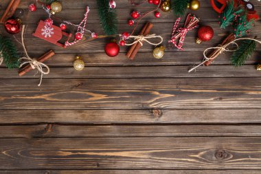 Tahtada süslemeleri olan bir Noel arkaplanı. Boşluğu kopyala