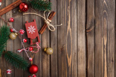 Kahverengi ahşap arka plan, Noel dekorasyonu, kopyalama alanı