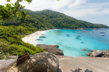 Similan Adası, Similan Ulusal Parkı, Phuket, Tayland 'daki 8 numaralı Similan adasında mavi gökyüzü ve bulutlarla güzel bir manzara.