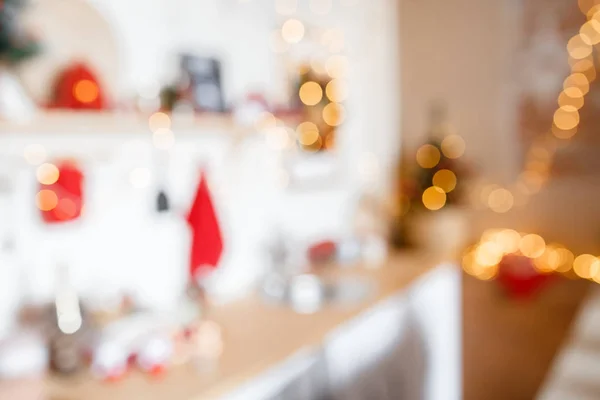 Gyönyörű nyaralás díszített szoba karácsonyfával és világos fények, a fókusz lövés fotós háttér. Homályos karácsonyi háttér — Stock Fotó