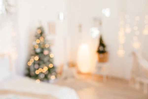 Noel ağacı ve parlak ışıklarla süslenmiş güzel bir tatil odası. Fotoğraf arkaplanı için odak dışı çekim. Bulanık Noel arkaplanı