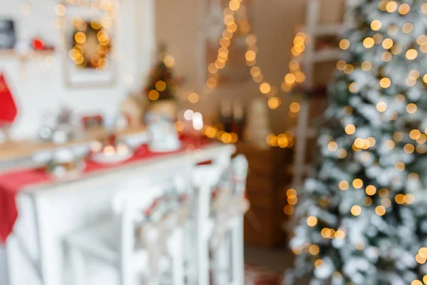 Gyönyörű ünnep díszített konyha karácsonyfával és világos fények, a fókusz lövés a fotó háttér — Stock Fotó