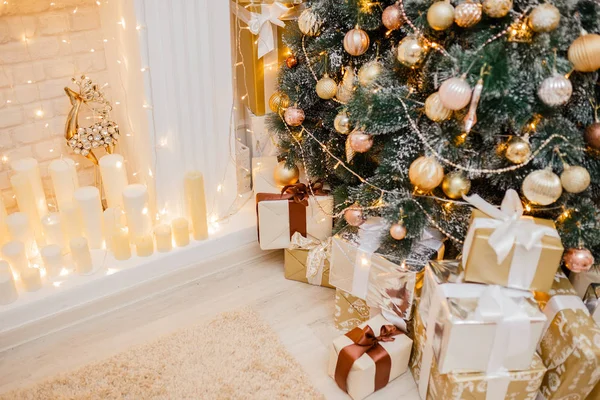 Karácsonyi háttér új év fa és a különböző ajándékdobozok, nyaralás háttér — Stock Fotó