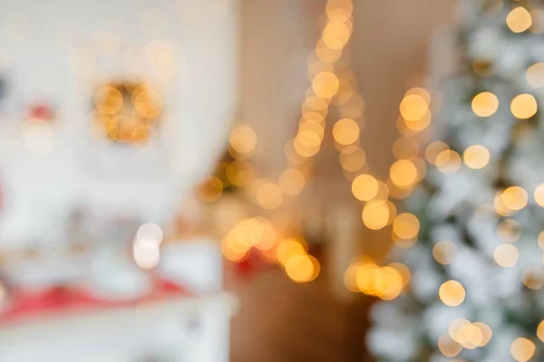 Noel ağacı ve parlak ışıklarla donatılmış güzel bir tatil mutfağı. Fotoğraf arkaplanı için odak dışı çekim.