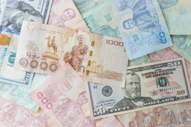 Tay para notunu ve dolarları arka plan istifleme, iş konsepti olarak kullanarak kapat