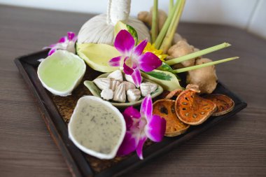 Kaplıca tedavisi ahşap masa üzerinde güzel kompozisyon