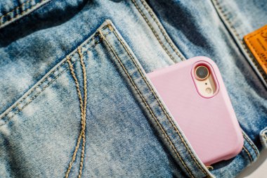Kot cebinde Modern akıllı telefon, yakın çekim, kot pantolon cebinde cep telefonu, denim arka plan doku