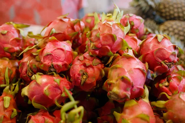 Плоды драгона на рыночном стенде, Таиланд — стоковое фото