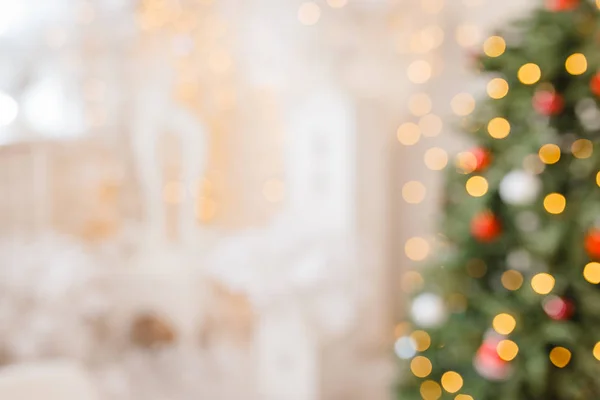 Karácsonyi otthon szoba fa és ünnepi bokeh világítás, homályos nyaralás háttér. Újévi háttér — Stock Fotó
