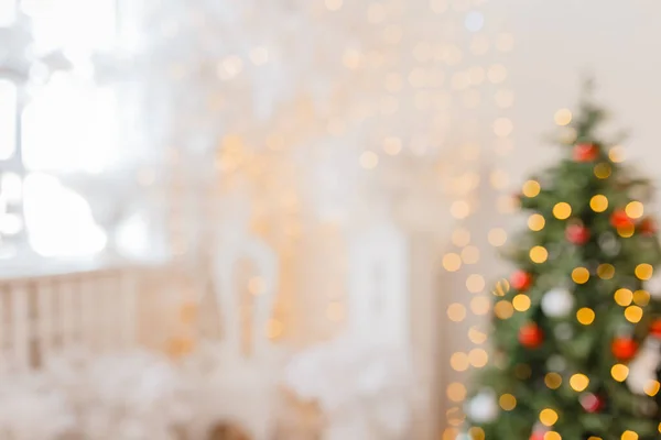 Kerstkamer met boom en feestelijke bokeh verlichting, wazig vakantie achtergrond. Achtergrond van het nieuwe jaar — Stockfoto