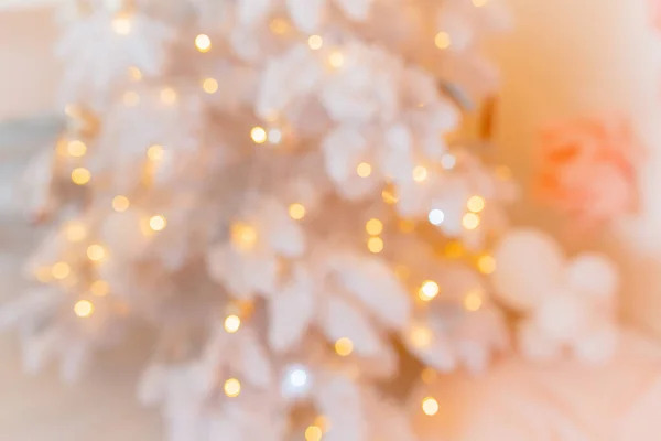 Parlak ışıklarla süslenmiş güzel bir yeni yıl ağacı, fotoğraf arkaplanı için odak dışı çekim. Bulanık Noel arkaplanı