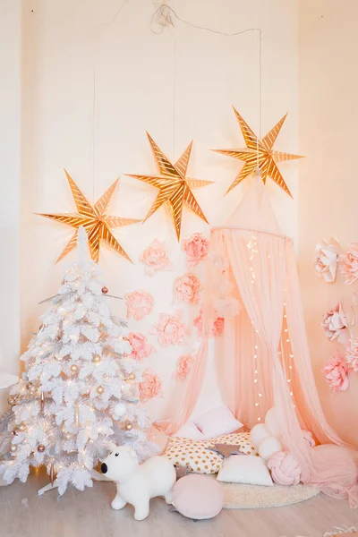 Rózsaszín karácsonyi háttér új év fák és egyéb ünnep dekoráció, új év háttér Jogdíjmentes Stock Fotók