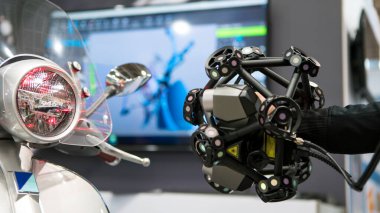 Ölçüm makinesi kullanarak motosikleti tarayan adam 3D yüksek hassasiyet taraması yapıyor..