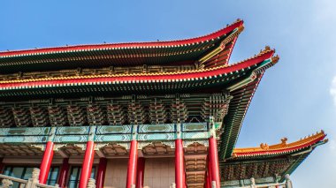 Taipei şehrindeki güneşli bir günde Ulusal Tiyatro Anıtı 'nın güzel manzarası.