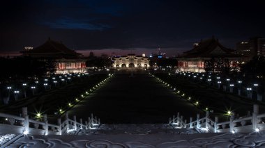 Gece Chiang Kai Shek Anıt Salonunun girişi..
