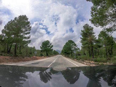 Pov, Murcia kırsalının güzel manzaralı, bir sürü bulutlu bir araba kullanıyor..