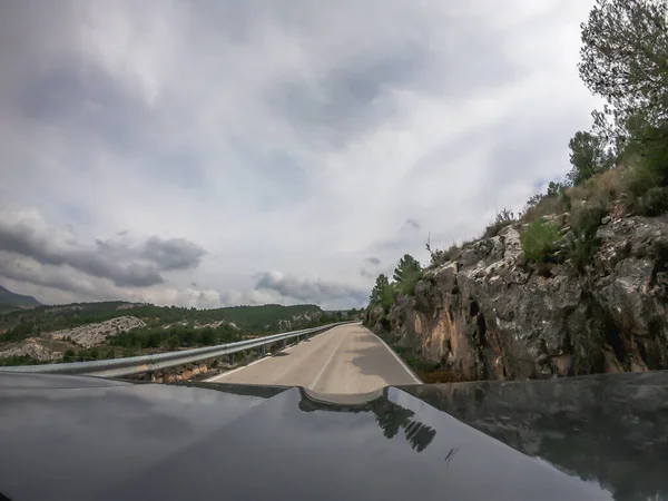 POV dirigindo em uma montanha solitária estrada vistas de algumas árvores Murcia campo — Fotografia de Stock