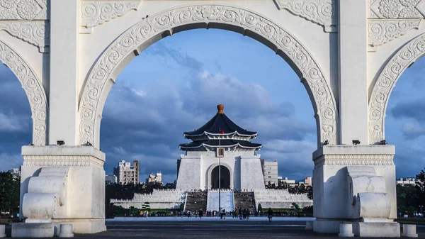 Vista de la puerta de entrada al hermoso monumento Chiang Kai Shek memorial hall . — Foto de Stock
