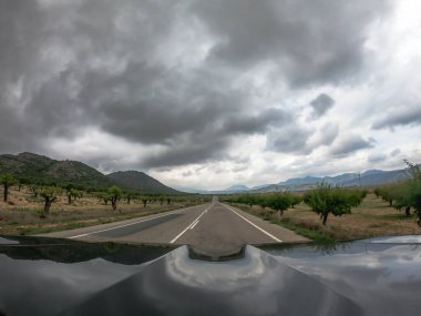 Pov, Murcia 'da iki yönlü düz yolda araba kullanıyor.