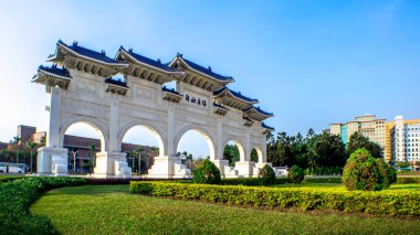 Taipei 'deki Chiang Kai Shek anıtının güzel giriş kapısı..