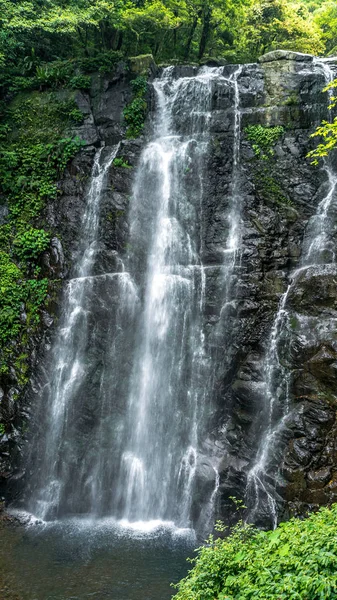 Paisaje de cascada en Taiwán. Hermoso paisaje natural de selva tropical . — Foto de Stock