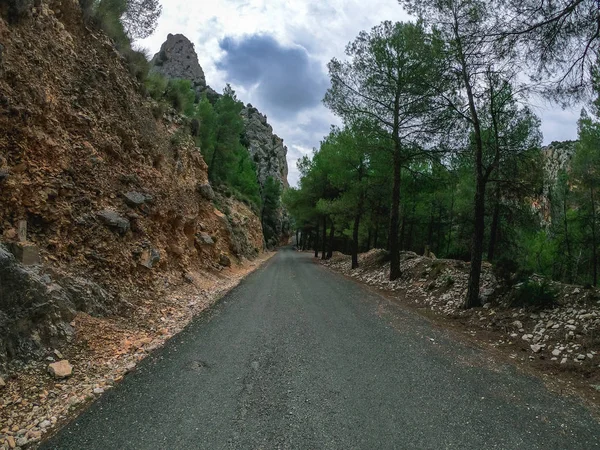 POV dirigindo em uma maneira de montanha muito lentamente na estrada de Nerpio, Espanha — Fotografia de Stock