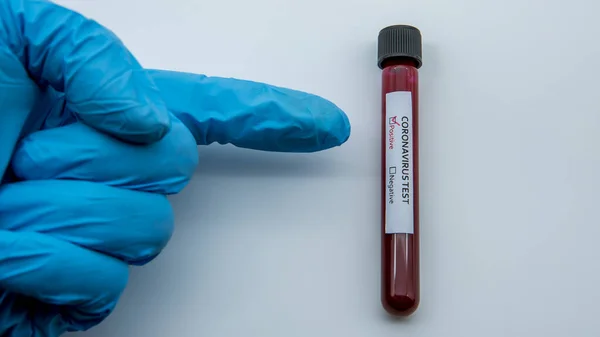 Laboratorietekniker Håller Blodprovsröret För Koronavirustest Covid Forskare Med Blå Handskar — Stockfoto
