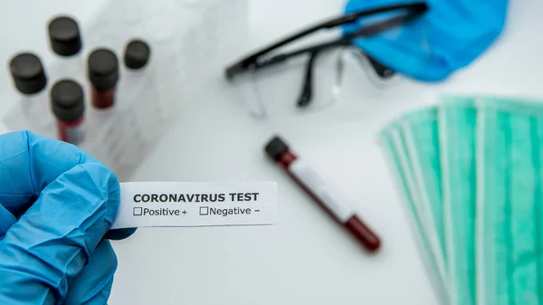 Ilmuwan Dengan Sarung Tangan Biru Memegang Stiker Untuk Tes Covid — Stok Foto