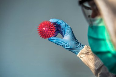 Kafkasyalı bir doktor Coronavirus kırmızı hastalığı taşıyor. Koruyucu giysi giymiş erkek bilim adamı ve COVID19 molekülü. Tıbbi ve sağlık konsepti, biyolojik tehlike.